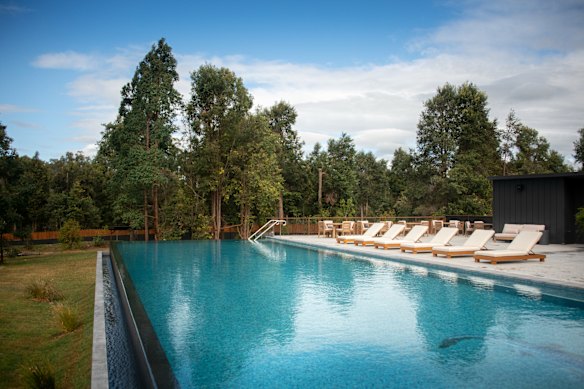 Het grote zwembad van de lodge.