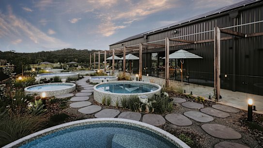 Sixty6 Acres heeft zeven magnesiumdompelbaden in plaats van één groot gemeenschappelijk zwembad.