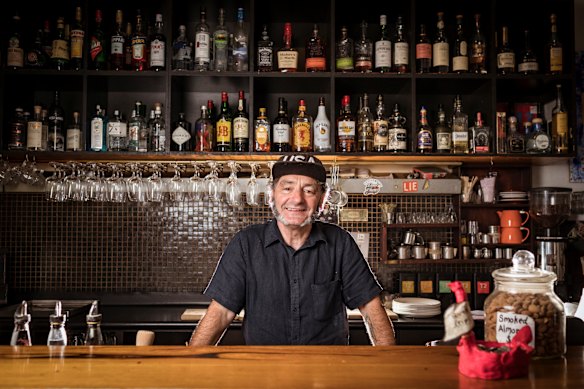 Amyl and the Sniffers zetten een barrekening van $ 5000 op bij Hells Kitchen nadat het concert was afgelast. “Ik voelde me net de Kerstman”, zegt eigenaar Russell Tarbett.