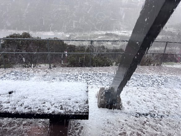 Een plotselinge hevige hagelbui raasde door de bergen.