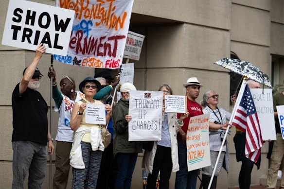 Demonstranten buiten de rechtbank toen voormalig FBI-directeur James Comey in oktober onschuldig pleitte.