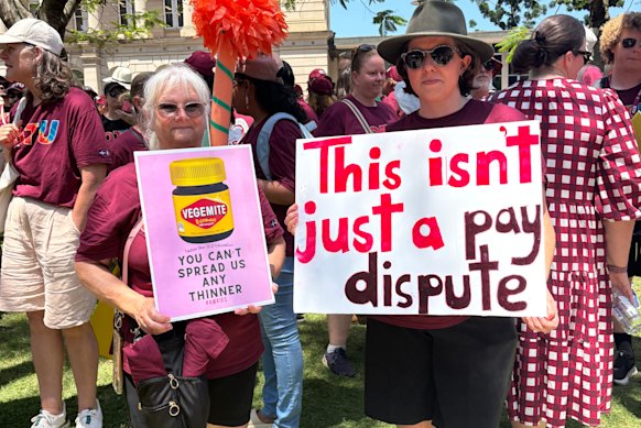 Debbie (links) zei dat scholen ondergefinancierd waren en leraren overbelast.