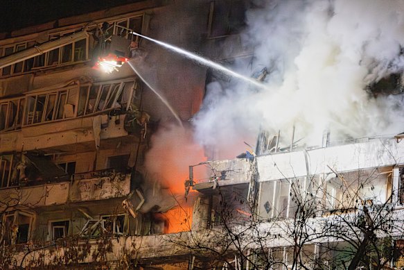 Brandweerlieden hebben de brand geblust nadat een drone 's nachts een woongebouw in Kiev had getroffen.