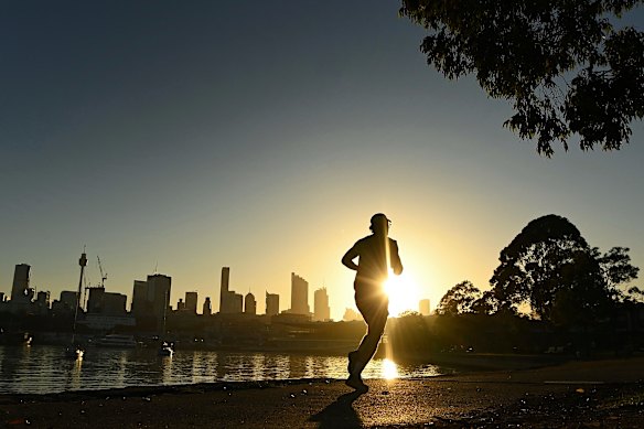 Een hardloper in Blackwattle Bay op woensdag voordat de hitte halverwege de jaren dertig steeg.