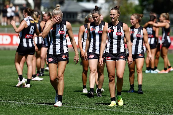 Een neerslachtige Collingwood na hun verlies tegen de Lions in ronde 12. De Magpies hebben sindsdien een hulppakket van de AFL ontvangen voor extra lijstplaatsen in 2026 en 2027.