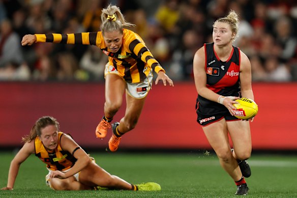 Daria Bannister in actie voor de Bombers tegen de Hawks de laatste keer dat AFLW het veld betrad in het Marvel Stadium.