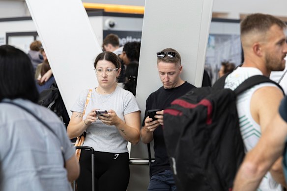 Reizigers die schoolkinderen aan de grens tussen NSW en Queensland proberen te bereiken, behoren tot degenen die getroffen zijn door de verstoringen van zaterdag.