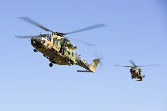 MRH-90 Taipan-helikopters bereiden zich voor om in Townsville te landen.