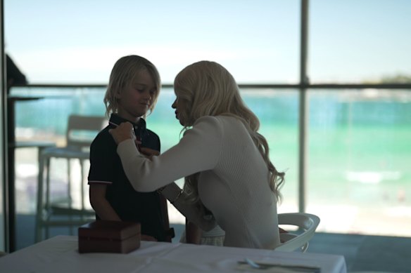 Caitland Lyon speldt de medailles van Dann Lyons op zoon Noah.