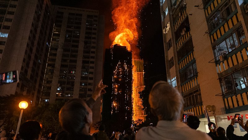 Bij een brand in een appartement in Hong Kong vallen meerdere doden en honderden vermisten in het district Tai Po