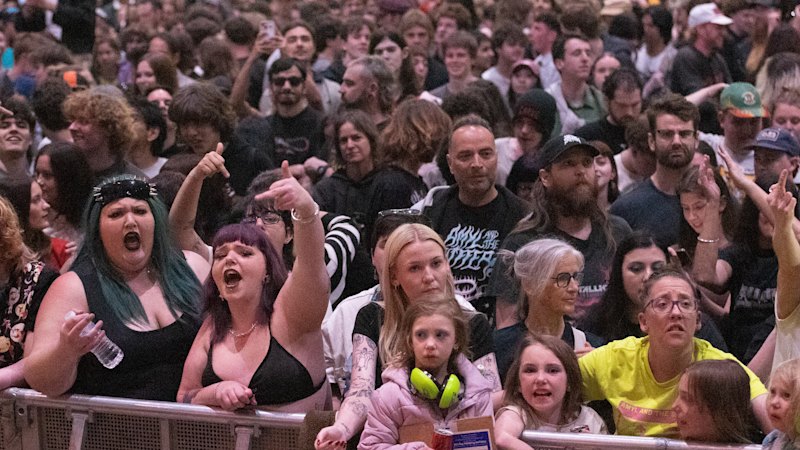 De baas van Federation Square verdedigt de veiligheid nadat de angst van de menigte is verpletterd