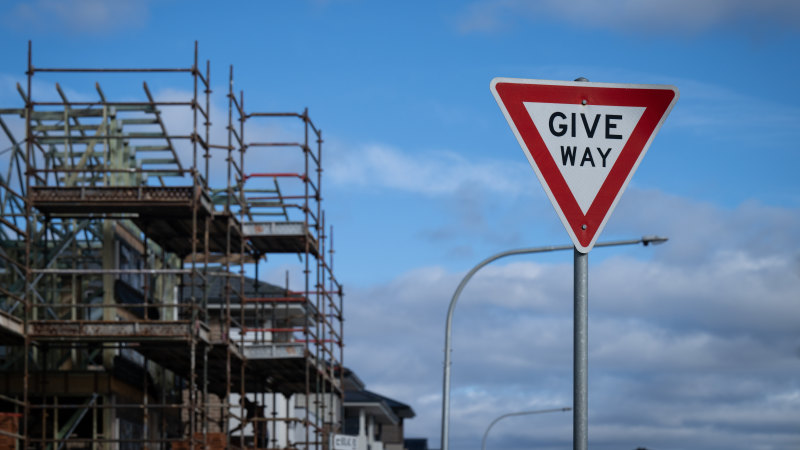 De overheid slaagt er niet in de doelstelling van 1,2 miljoen woningen te halen vanwege infrastructuurproblemen in de buitenwijken