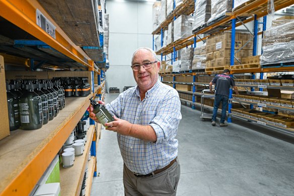 Mark Watt, CEO van Big Brothers Big Sisters, leidt een mentorschaps- en werkgelegenheidsprogramma. In dit magazijn komen sommige jongeren werken en leren ze vaardigheden.