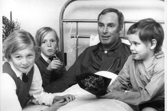 Bruce Gyngell in het ziekenhuis in 1970 met kinderen (van links) Briony, 9, Skye, 7, en David, 4.