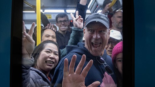 Passagiers stappen bij de eerste regen in en vertrekken zondag naar de nieuwe metrotunnel in Pakenham East