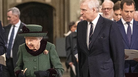 Prins Andrew met zijn moeder, koningin Elizabeth II, in 2022.