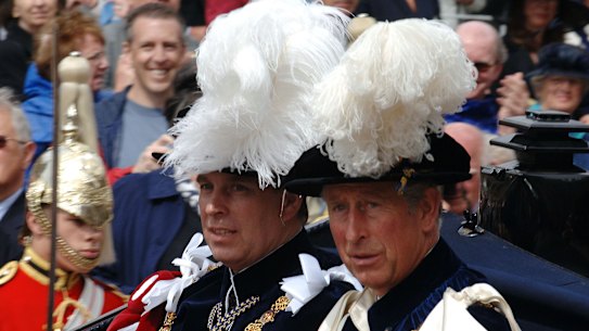 Prins Charles, Prins van Wales en Prins Andrew, Hertog van York vertrekken in een open koets na de jaarlijkse Orde van de Kousebandceremonie in de St. George's Chapel, Windsor Castle op 18 juni 2007. (Foto door Anwar Hussein/FilmMagic) SMH NEWS.
