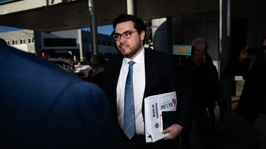 Bruce Lehrmann vorig jaar buiten een rechtbank in Queensland.