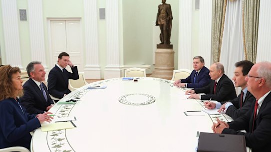 De Russische president Vladimir Poetin, derde van rechts, tijdens de gesprekken met de gesprekken met de Amerikaanse speciale gezant Steve Witkoff, tweede van links, en Jared Kushner, de schoonzoon van de Amerikaanse president Donald Trump, derde van links, in het Kremlin in Moskou dinsdag.
