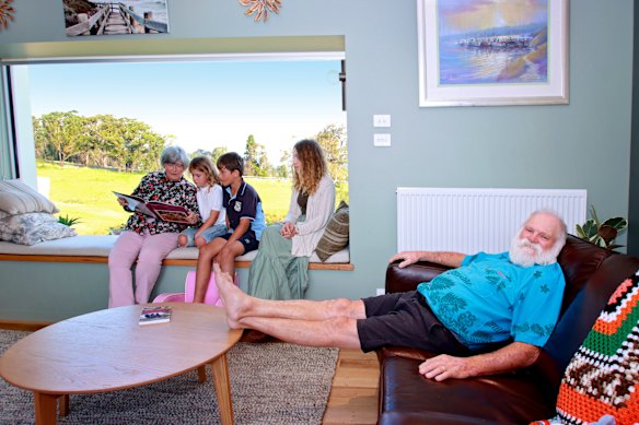 Lokale Santa Dave Rugendyke en zijn vrouw Barbara in hun nieuwe huis in Cobargo, in 2021. 