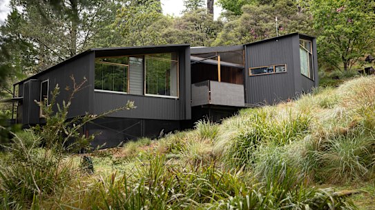 Carole Marra en Ken Yeh in hun klimaatbestendige Eco House in Leura. 