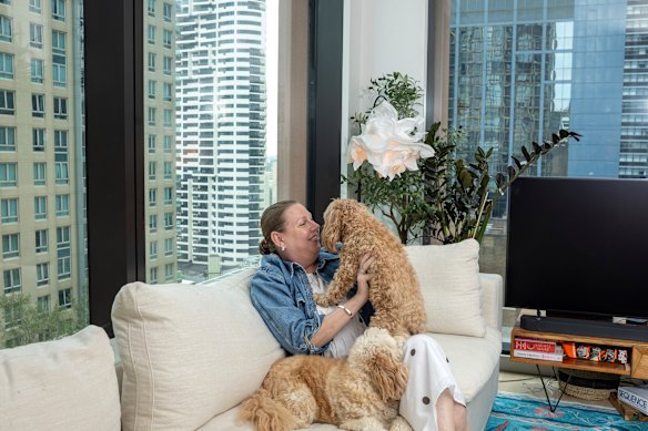 Jo Williams met haar cavoodles Cooper en Rosie in haar appartement in Indi Sydney, dat exclusief wordt gebouwd om te huren en te zien is in Power's appartementrecensiereeks. 
