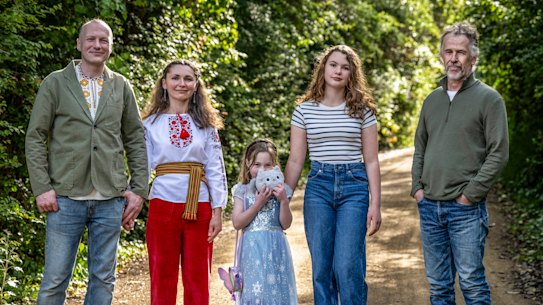 Chemisch ingenieur Mark Corrigan (rechts) en zijn buren Tetiana en Oleksandr Tkachuk, met dochters Sophia en Maria.  