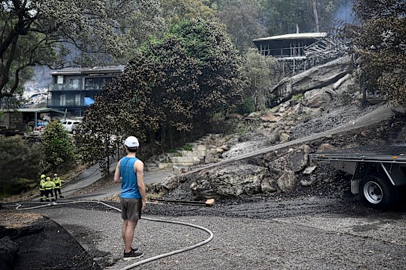 De Koolewong-brand was zaterdag om 18.00 uur gedegradeerd tot ‘kijken en handelen’. 
