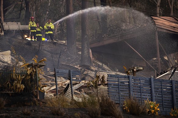 De lokale bevolking is “verwoest” nadat meerdere huizen verloren zijn gegaan door brand in de kleine gemeenschappen aan de rand van Brisbane Water.