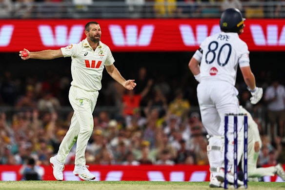 Michael Neser viert het wicket van Ollie Pope. 