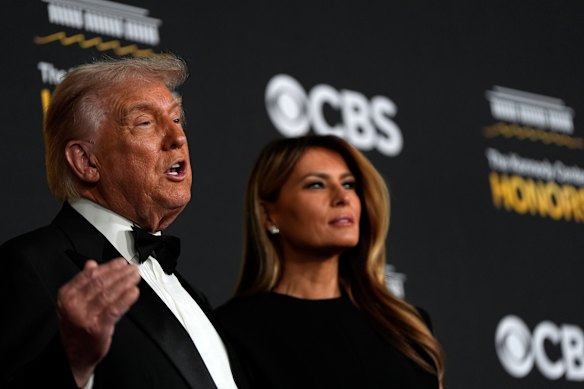 Donald Trump en first lady Melania Trump arriveren bij de Kennedy Center Honours.