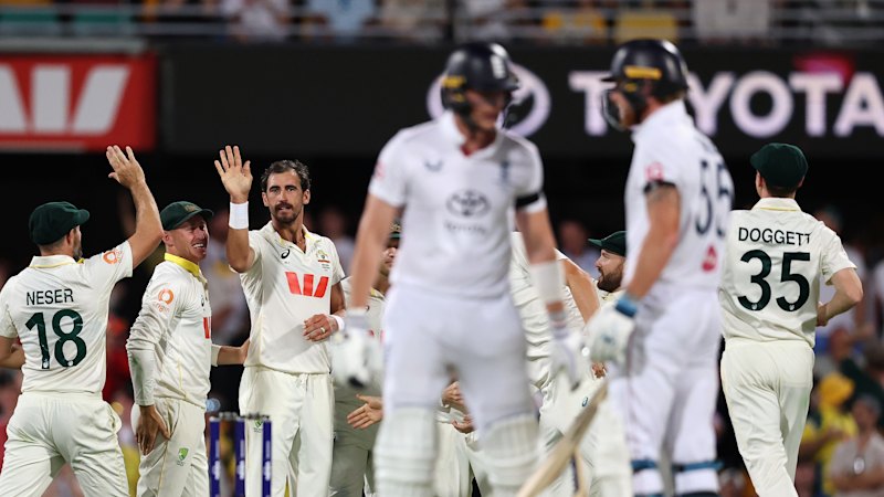 Engeland wordt geconfronteerd met een nederlaag in de innings nadat Mitchell Starc en Australië domineren in de Gabba