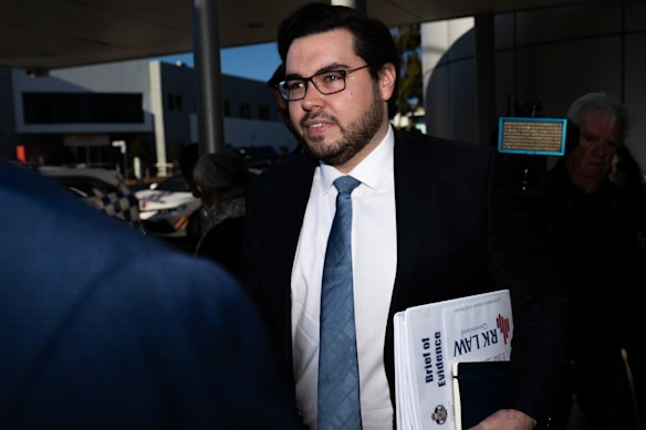 Bruce Lehrmann vorig jaar buiten een rechtbank in Queensland.