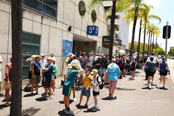 Toeschouwers arriveren donderdag in de Gabba voor de tweede Ashes Test.