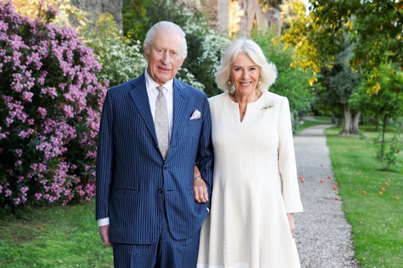 Koning Charles en Koningin Camilla kozen deze foto, genomen in Italië ter gelegenheid van hun 20e huwelijksverjaardag in april, voor hun kerstkaart voor 2025.