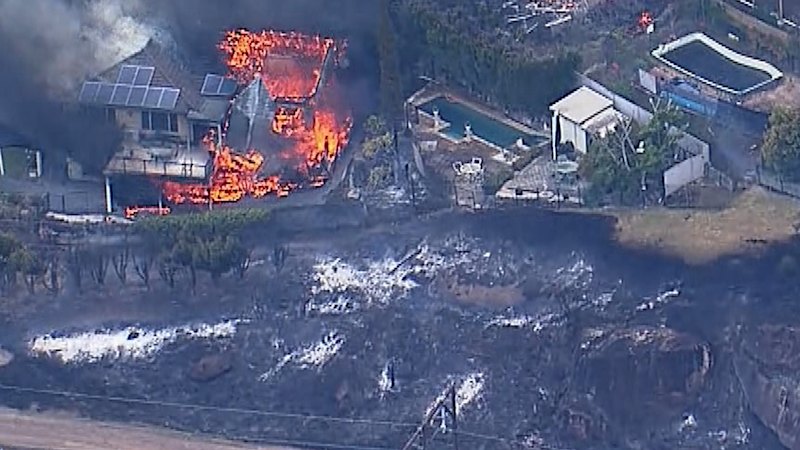 NSW Central Coast-stad verliest huizen; brand in de buurt van Buldelah Sydney weer, hitte verergert