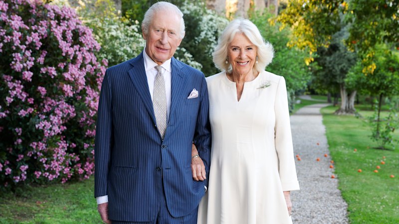 Koning Charles en koningin Camilla onthullen kerstkaart nadat ze het kerstliedconcert van prinses Catherine hebben overgeslagen