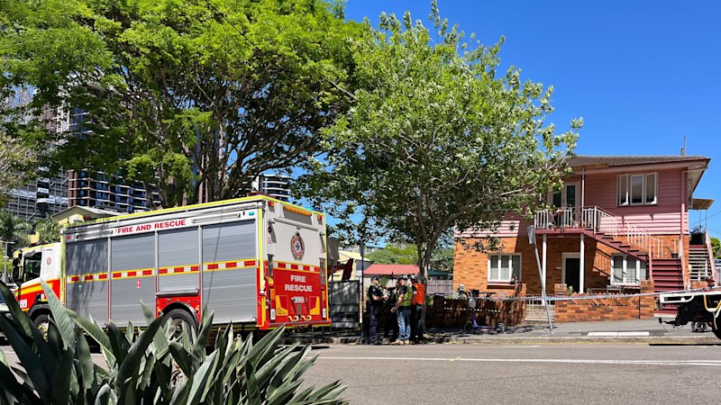Man sterft nadat keermuur op bouwplaats instort, waardoor paar vast komt te zitten