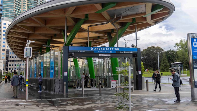 Ontwerpkenmerken van Anzac, stadhuis, staatsbibliotheek, Parkville en Arden station gedetailleerd